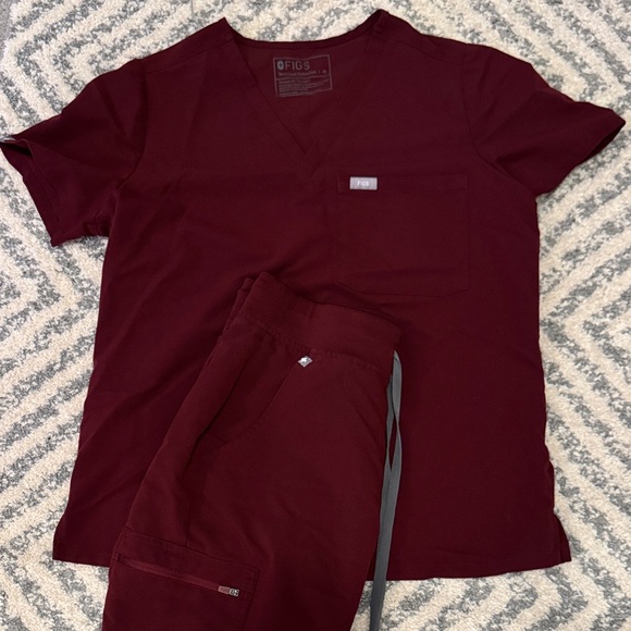 Women’s Burgundy Figs Scrub Set Sz M and Sz S - Picture 2 of 4